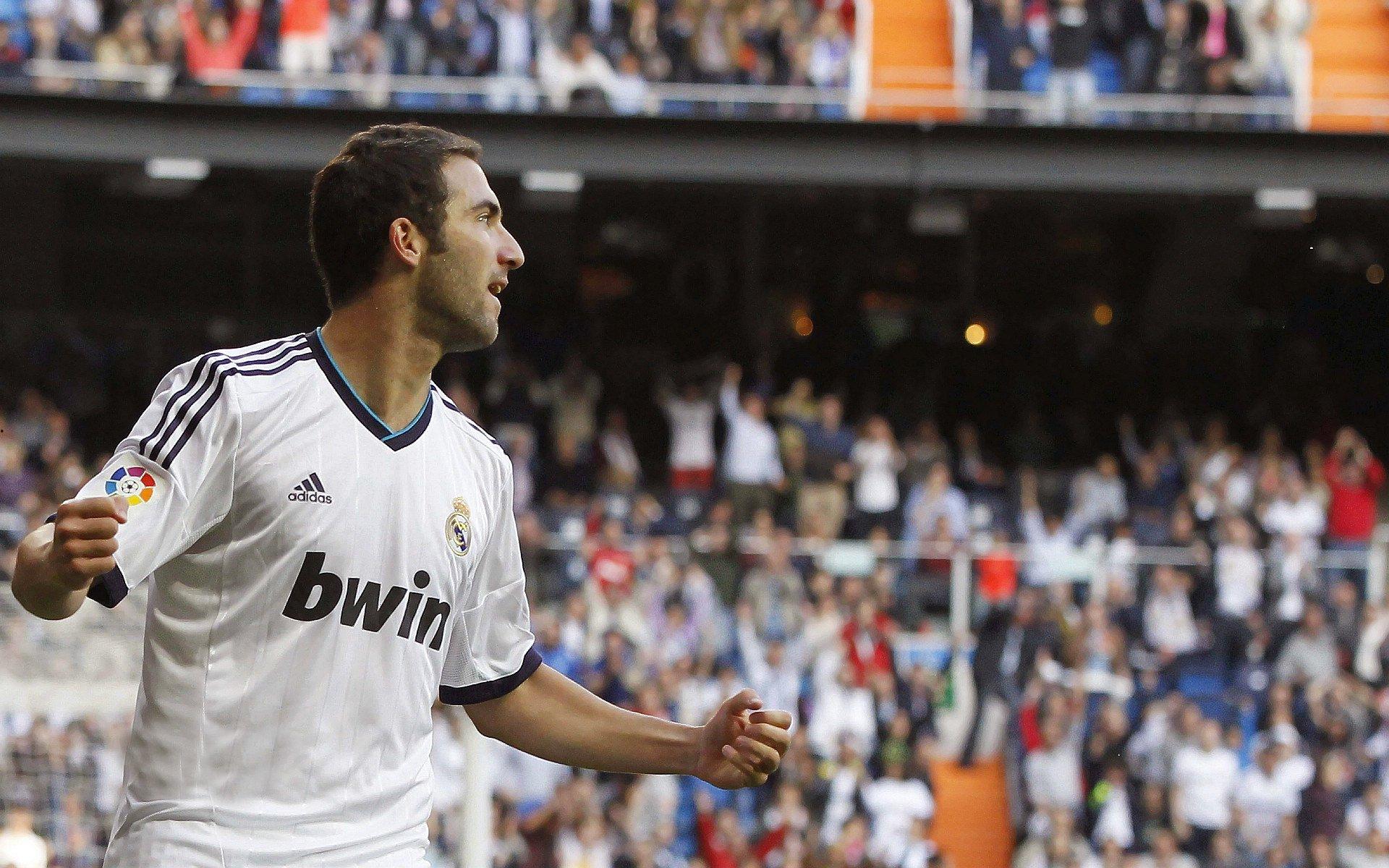 冰球联赛激战正酣，强队对决引爆冬季热潮